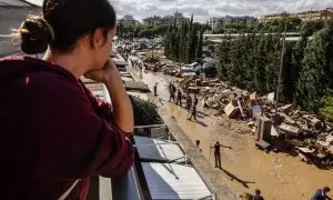 Decenas de voluntarios trabajan en Alfafar, València, para limpiar las calles tras la DANA.