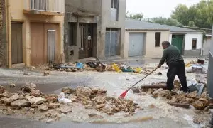 Un vecino limpia los escombros de la DANA en Castelló.