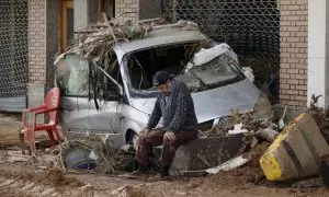 Un vecino descansa en una de las calles afectadas en Paiporta (València), a 1 de noviembre de 2024.