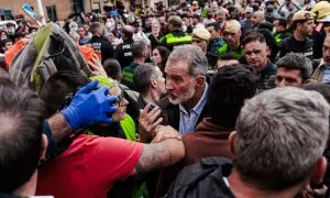 El rey Felipe VI durante su visita a una zona afectada por la DANA, a 3 de noviembre de 2024, en Paiporta, València.