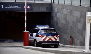 Un coche de los Mossos d’Esquadra entra en la Ciutat de la Justicia de Barcelona, a 8 de agosto de 2024, en Barcelona, Catalunya.