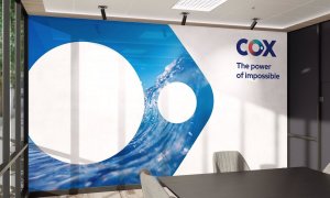 El logo de Cox en sus oficinas.