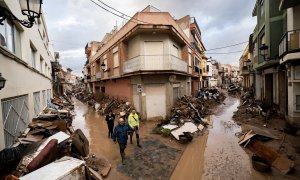 Voluntarios limpian los desperfectos ocasionados por la DANA, a 4 de noviembre de 2024, en Paiporta.