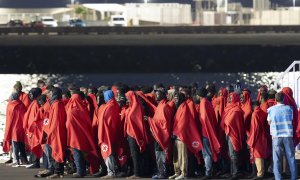 Varias de las personas rescatadas en el puerto de Lanzarote, a 5 de noviembre de 2024.