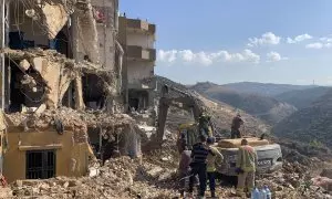 Equipos de rescate trabajan en el lugar de un bombardeo israelí ocurrido contra un edificio en la localidad de Barja, al sur de Beirut.