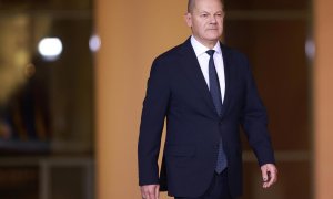 El canciller alemán Olaf Scholz llega a una conferencia de prensa en la Cancillería de Berlín, Alemania, a 6 de noviembre de 2024.