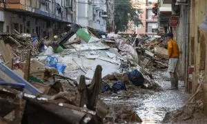 Retirada de enseres durante las labores de limpieza en una calle en Catarroja, València.