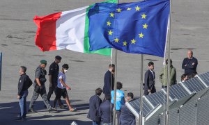 Llegada del primer grupo de migrantes al puerto de Shëngjin