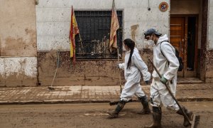 Varios voluntarios limpian calles en Massanassa, a 8 de noviembre de 2024.