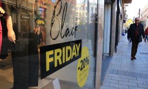 Un aparador d'un dels carrers comercials de Tarragona anuncia descomptes amb motiu del Black Friday