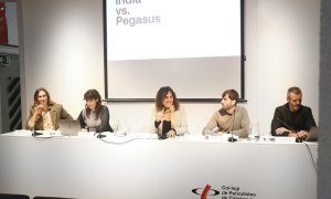 Roda de premsa d'Irídia sobre Pegasus, amb la seva directora, Anaïs Franquesa, al centre