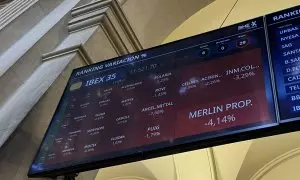 Panel informativo de la Bolsa de Madrid que muestra la evolución de los valores del Ibex 35, entre ellos, los de las inmobiliarias Merlin Properties e Inmobiliaria Colonial. EFE/ Altea Tejido