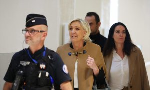 Marine Le Pen a su llegada al juicio por malversar fondos europeos en París.