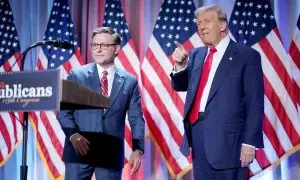 El presidente de la Cámara de Representantes de EEUU, Mike Johnson, da la bienvenida a Donald Trump, a 13 de noviembre de 2024 en Washington, DC.