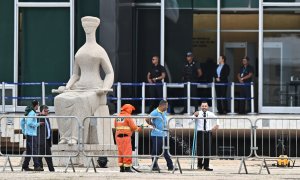 Trabajadores del servicio de limpieza urbana limpian el área cerca a sede de la Corte Suprema en la Plaza de los Tres Poderes este jueves en Brasilia (Brasil).