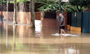 Veí en un carrer inundat de Castelldefels