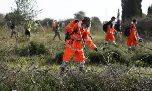 Un grupo de voluntarios rastrea los alrededores de la localidad de Torrent, València, tras la DANA.