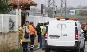 Miembros de los servicios de emergencia a las puertas de una residencia de mayores en Villafranca de Ebro, a 15 de noviembre de 2024.