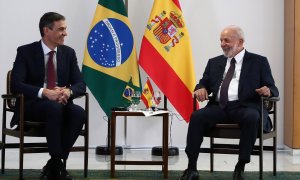 El presidente del Gobierno, Pedro Sánchez (i), y el presidente de la República Federativa de Brasil, Luiz Inácio Lula da Silva (d), durante una reunión, en el Palacio de Planalto, a 6 de marzo de 2024, en Brasilia