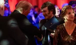 El presidente electo de Estados Unidos, Donald Trump, saluda al presidente argentino, Javier Milei, en la gala del America First Policy Institute (AFPI) en Mar-A-Lago en Palm Beach (Florida, EEUU). REUTERS/Carlos Barria