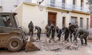 Labores de limpieza en el municipio de Algemesí, este viernes.