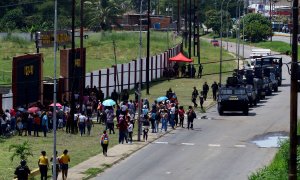 Familiares de reclusos arrestados tras las protestas esperan noticias en Tocuyito, estado de Carabobo, Venezuela, a 25 de octubre de 2023.