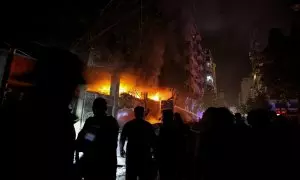 El incendio se desata en un edificio que fue blanco de un ataque aéreo israelí en el corazón de Beirut.