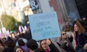 Una mujer sujeta un cartel durante una manifestación por el 25N, a 25 de noviembre de 2023, en Madrid