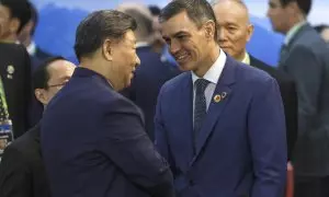 El presidente del gobierno de España, Pedro Sánchez, saluda su homólogo de China, Xi Jinping, durante la apertura de la Cumbre de jefes de Estado del G20, en Río de Janeiro, (Brasil).