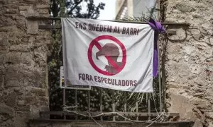 Una pancarta en contra dels especuladors immobiliaris.