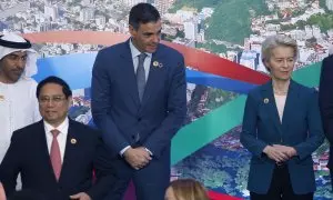 El presidente del Gobierno de España Pedro Sánchez (c) y la presidenta de la Comisión Europea Ursula von der Leyen (d), participan en la fotografía oficial al cierre del segundo día de la Cumbre de jefes de Estado del G20, este martes en Río de Janeiro