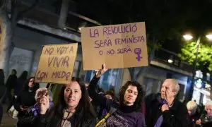 Decenas de mujeres portan carteles, durante una marcha contra la violencia hacia las mujeres, a 25 de noviembre de 2023. Imagen de archivo.