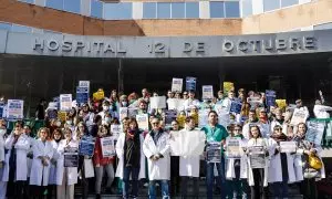 Médicos y sanitarios protestan durante una concentración a las puertas del Hospital 12 de octubre, a 2 de marzo de 2023, en Madrid (España). Imagen de archivo.