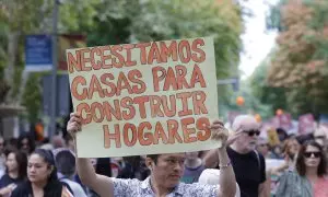 Varias personas durante una manifestación para denunciar el precio de los alquileres, a 13 de octubre de 2024, en Madrid.