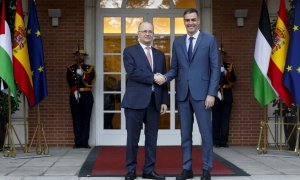 El presidente del Gobierno, Pedro Sánchez (d), saluda al primer ministro palestino y titular de Asuntos Exteriores, Muhamad Mustafa, este jueves en el Palacio de la Moncloa.