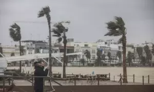 Foto de archivo de la playa de la Malvarrosa, en València, durante un temporal de viento