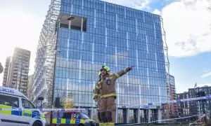 Los bomberos inspeccionan el lugar frente a la embajada de Estados Unidos tras la explosión controlada de un paquete sospechoso, a 22 de noviembre de 2024.