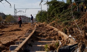 Dos personas en una zona afectada por la DANA, a 17 de noviembre de 2024, en Paiporta