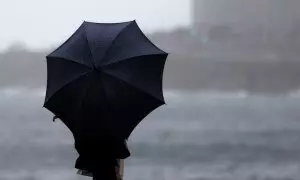 Una persona con paraguas se protege de la lluvia, en una imagen de archivo.