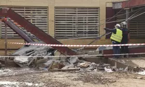 Bomberos en la zona que ha colapsado en el CEIP Lluís Vives de Massanassa, donde ha fallecido un operario.