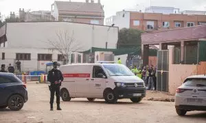 Varios vehículos frente al colegio que sufrió un derrumbe en Massanassa (València).