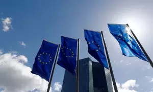 Banderas de la UE delante del edificio donde tiene su sede el Banco Central Europeo (BCE) en Fráncfort. REUTERS/Kai Pfaffenbach