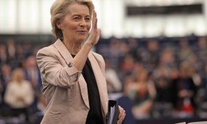 Ursula von der Leyen, presidenta de la Comisión Europea, tras pronunciar su discurso en el Parlamento Europeo, a 27 de noviembre de 2024.