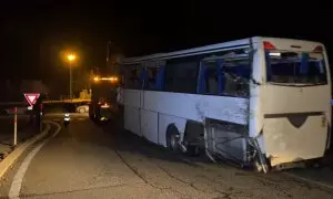 Trasllat de l'autocar accidentat a Portè (Alta Cerdanya) remolcat per una grua.