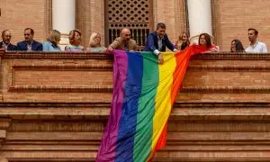 Despliegue de la bandera arcoíris LGTBI+ en la torre norte de la Plaza de España, Sevilla. Imagen de archivo.