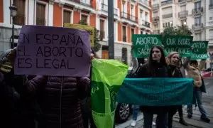 Varias mujeres con carteles durante una concentración, frente al Monasterio de la Encarnación, a 2 de diciembre de 2024, en Madrid (España).