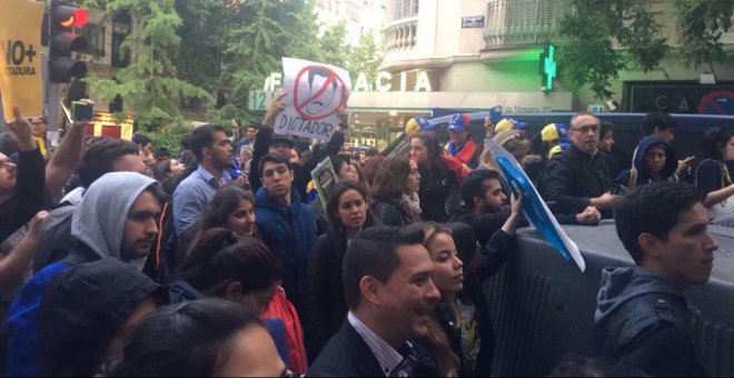 Unas cien personas, "secuestradas" por opositores a Maduro en un centro de la Embajada de Venezuela durante cuatro horas