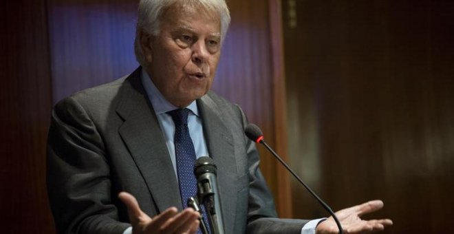 Felipe González define como un "acto de cobardía" la huida de Puigdemont a Bélgica