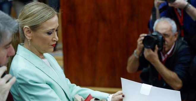 Cifuentes se esconde tras el plasma