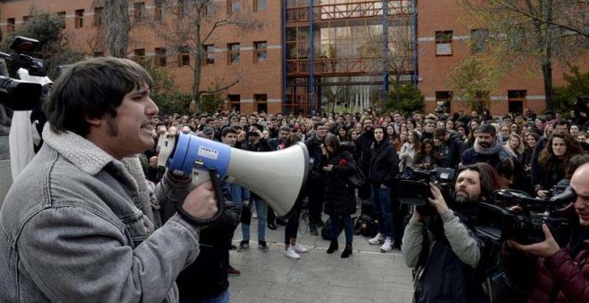 Cientos de alumnos exigen la dimisión de Cifuentes y del rector de la Rey Juan Carlos